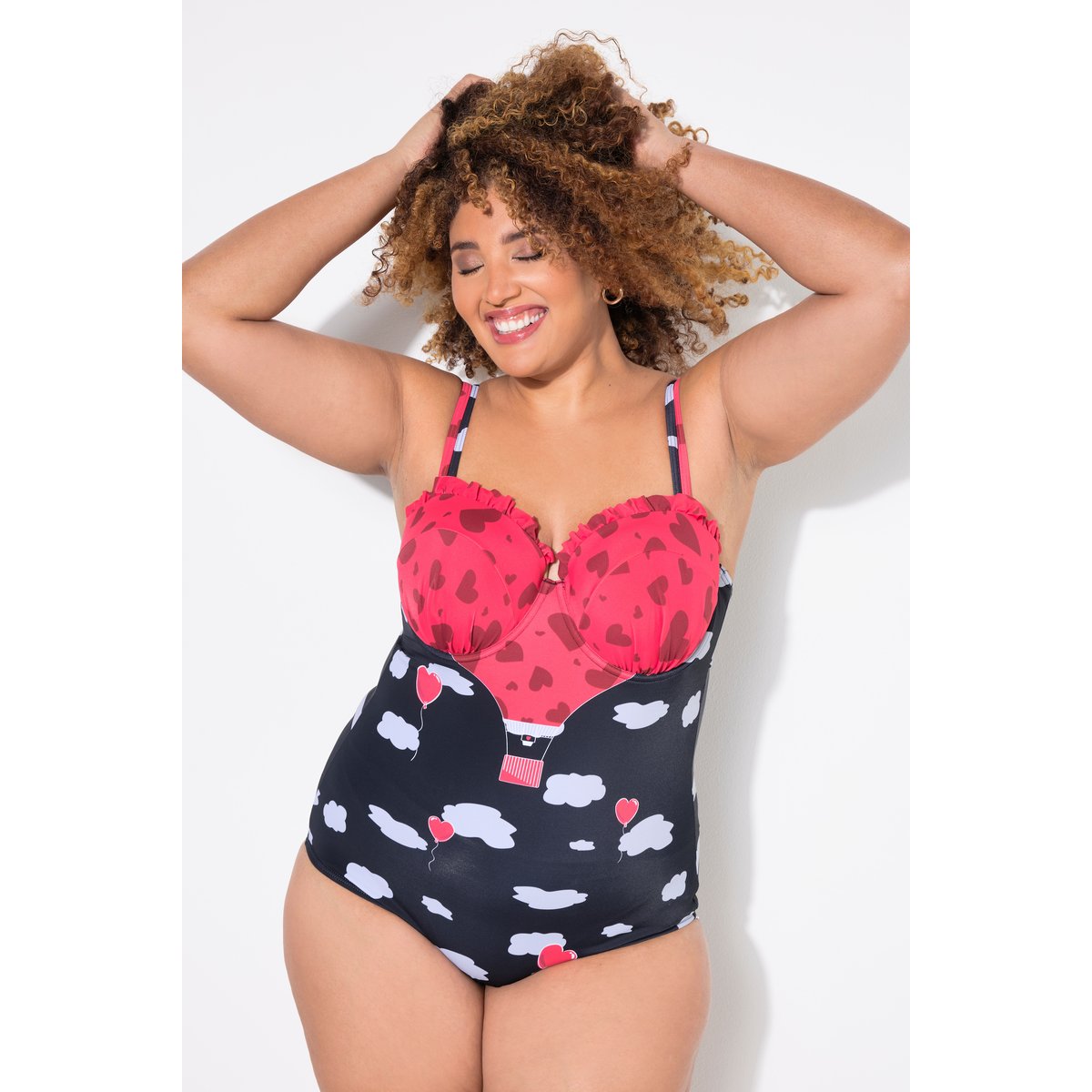 Maillot de bain avec ruchés, imprimé cœurs noir, ULLA POPKEN