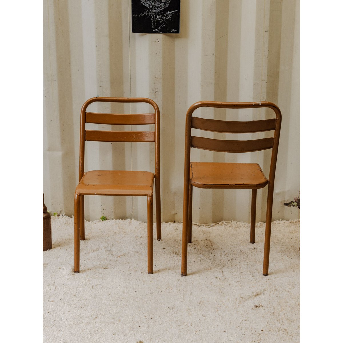 Paire de chaises en métal marron Claude N°1239 - Bon état marron, DEBONGOUT