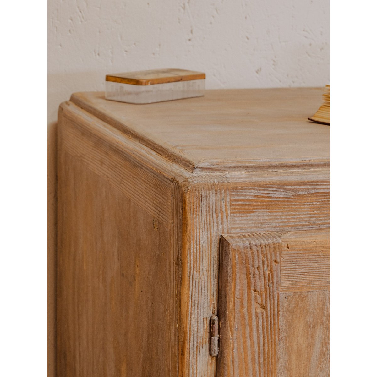 Buffet mado en bois patiné Gilbert N°743 - Bon état bois clair, DEBONGOUT