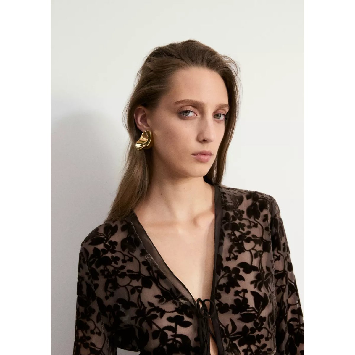 Blouse en dévoré avec nœuds marron, MANGO