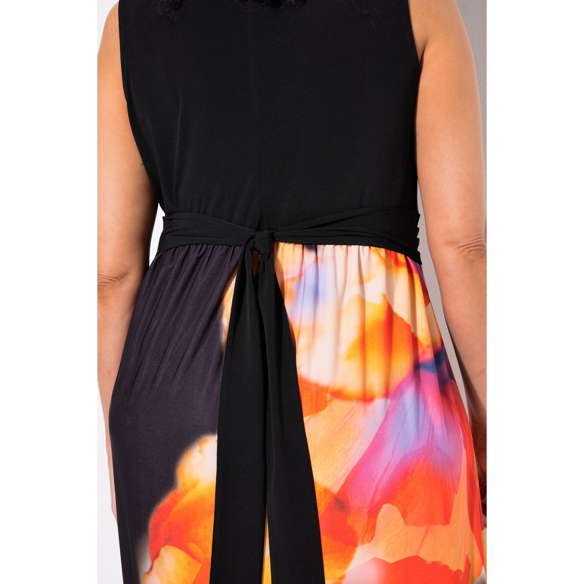 Robe maxi sans manches. Motif fleurs XL. noir, ULLA POPKEN