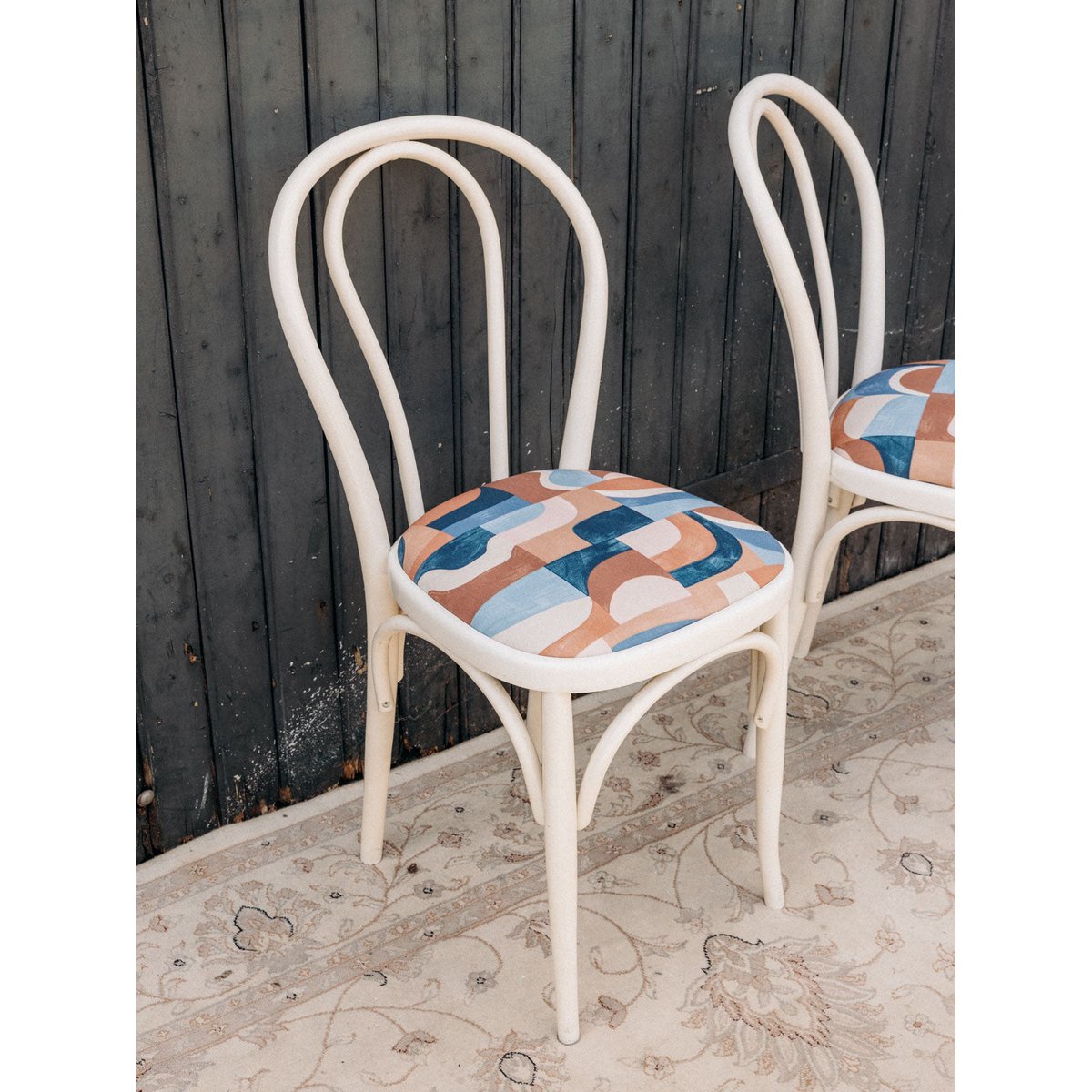 Paire de 2 chaises retapisées au tissu géométrique Alma N°1620 - Bon état blanc, DEBONGOUT
