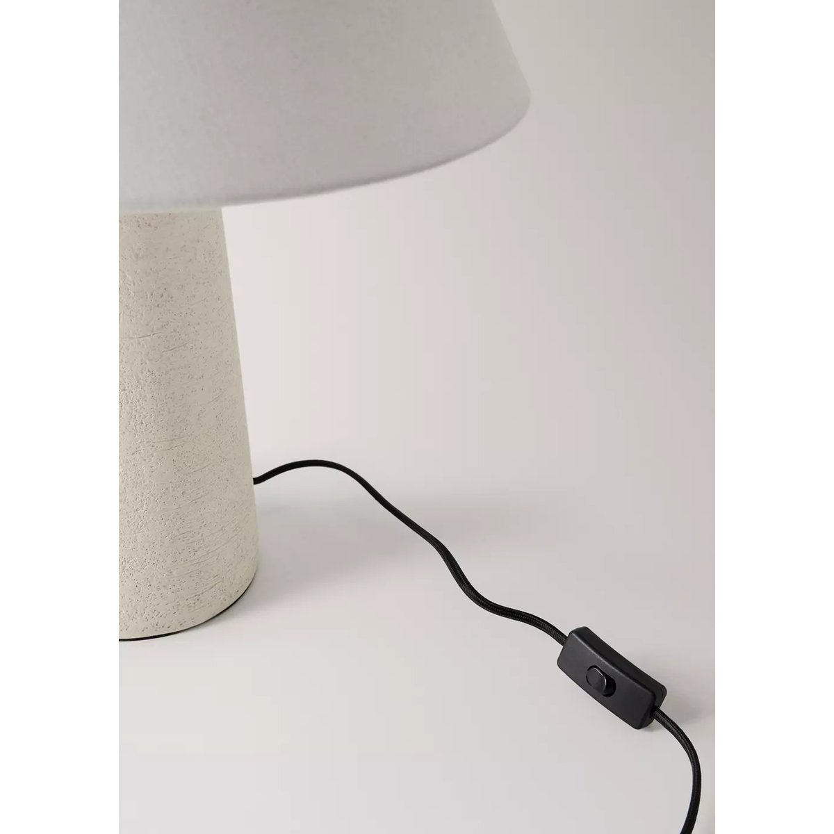 Lampe de table en fibre de verre blanc, MANGO HOME