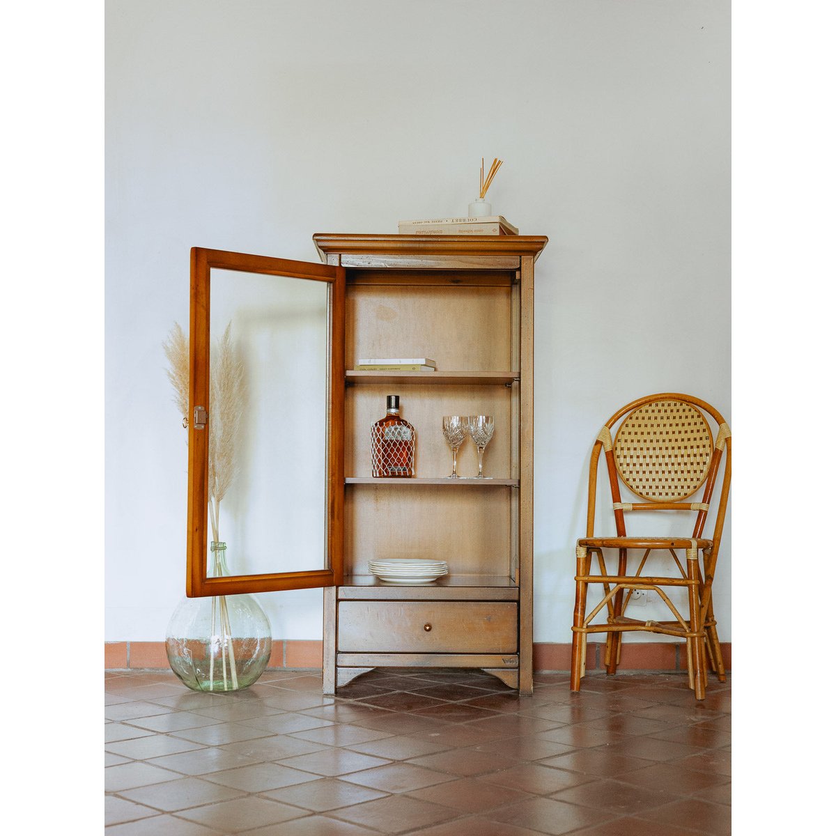 Vitrine en merisier patiné Victoria N°1295 - Bon état bois clair, DEBONGOUT