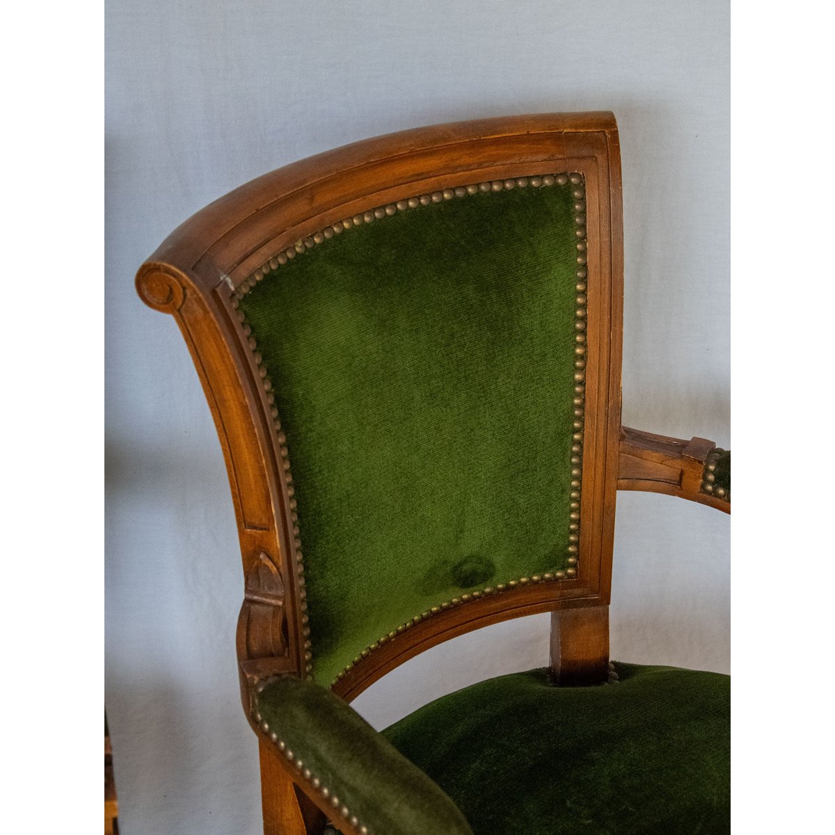 Paire de fauteuils en velours Ernest N°649 - Bon état bois foncé, DEBONGOUT