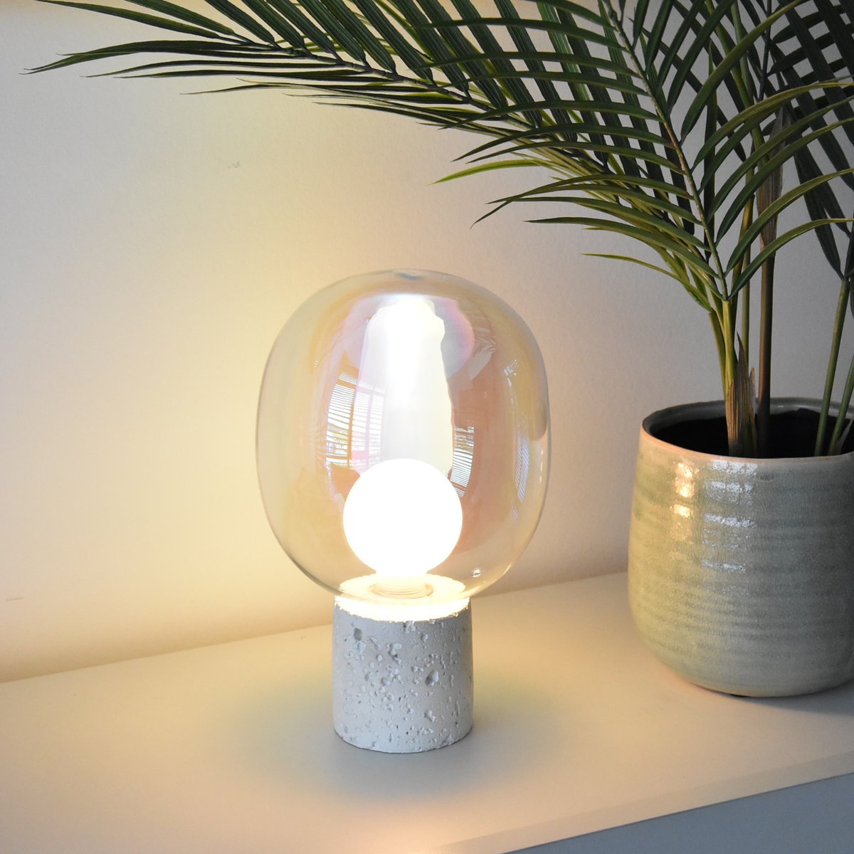 Lampe à poser en verre irisé et béton H24 cm - BULLE blanc, MAISON PAVANE