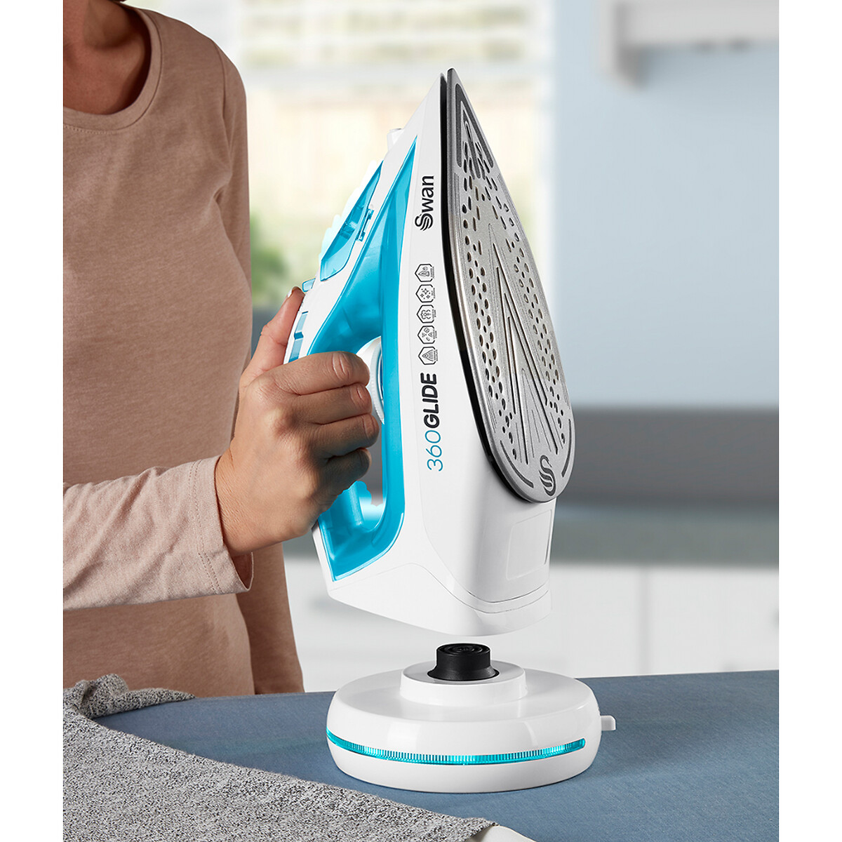 2800W Cord/Cordless Steam Iron - SI16410 white, SWAN
