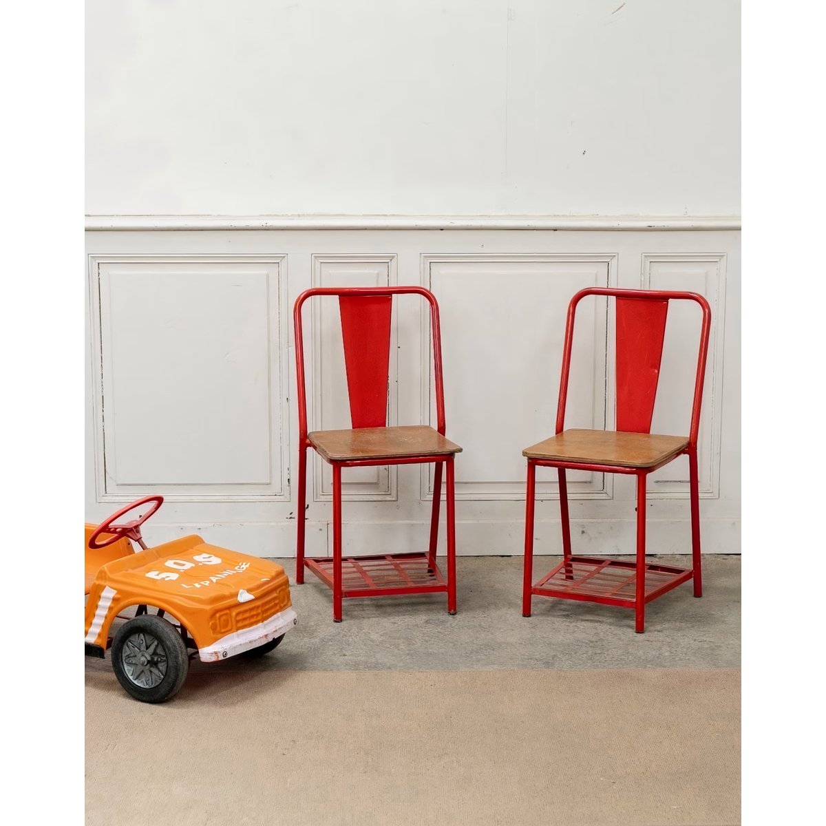 Paire de chaises chevet Tolix en métal rouge et bois Alma N°1707 - Bon état rouge, DEBONGOUT