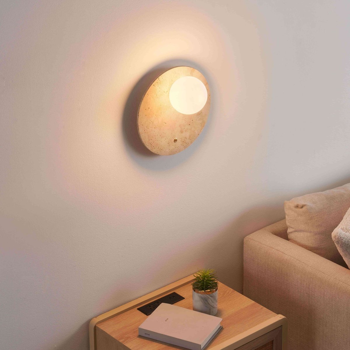 Applique globe opale sur travertin - ORÉ beige et blanc, KOSILUM