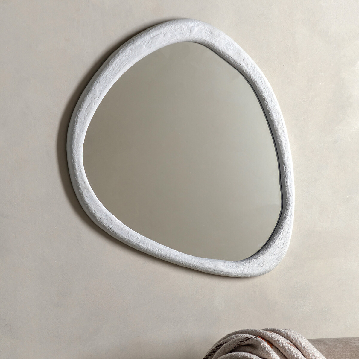 67cm Cosmo Curved Pebble Mirror in White white, ÉDITÉ