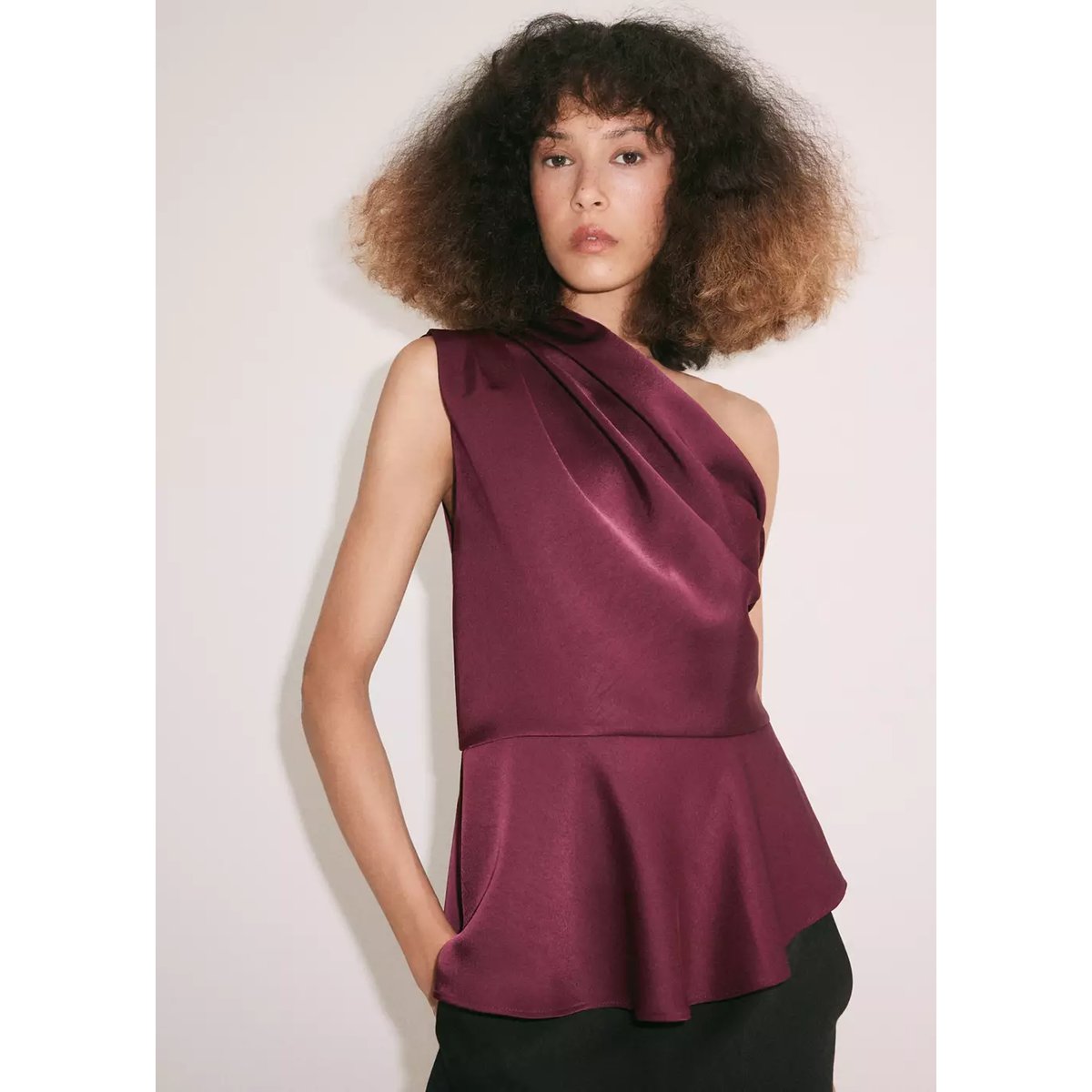 Blouse satinée à basque peplum bordeaux, MANGO