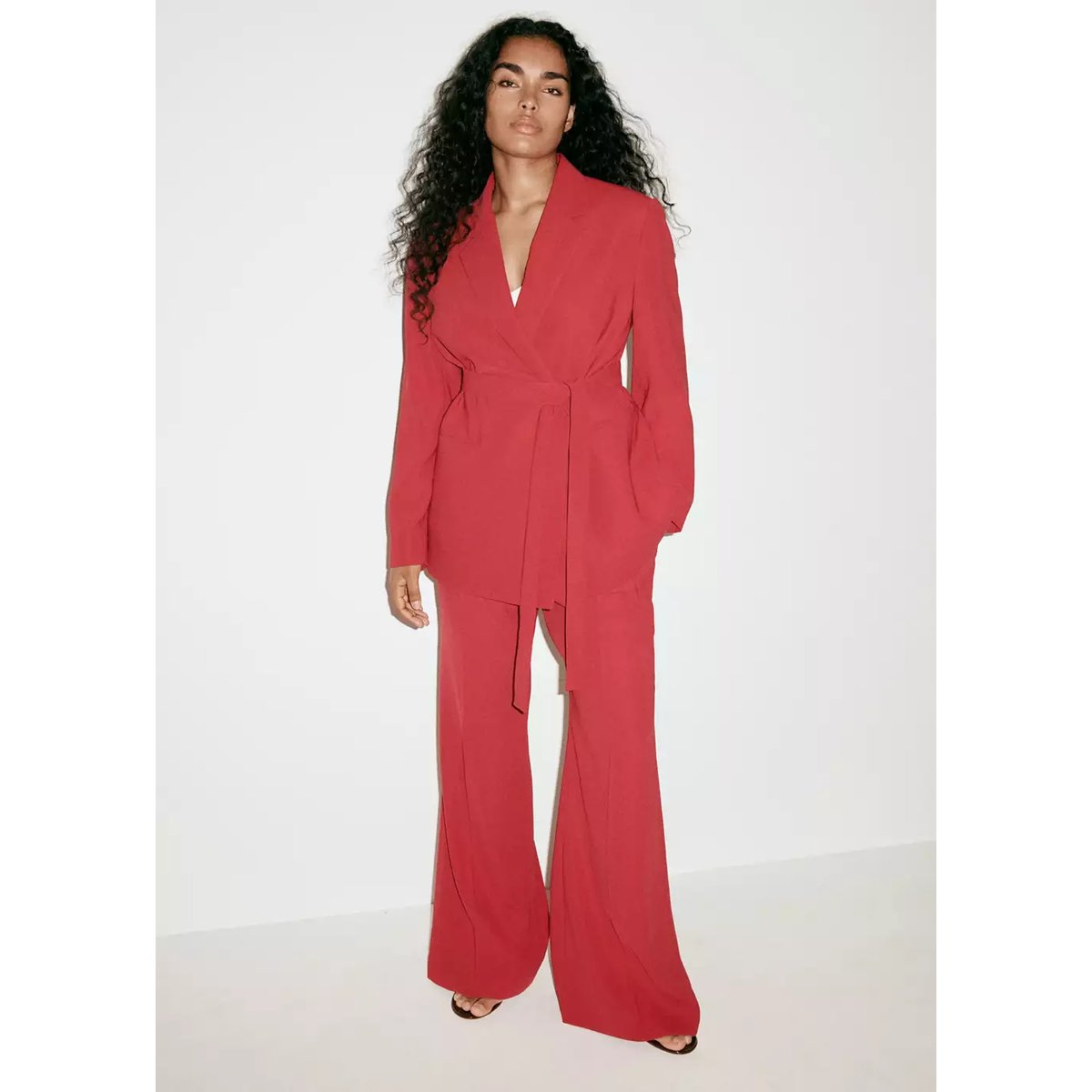 Blazer de costume croisé avec ceinture rouge, MANGO