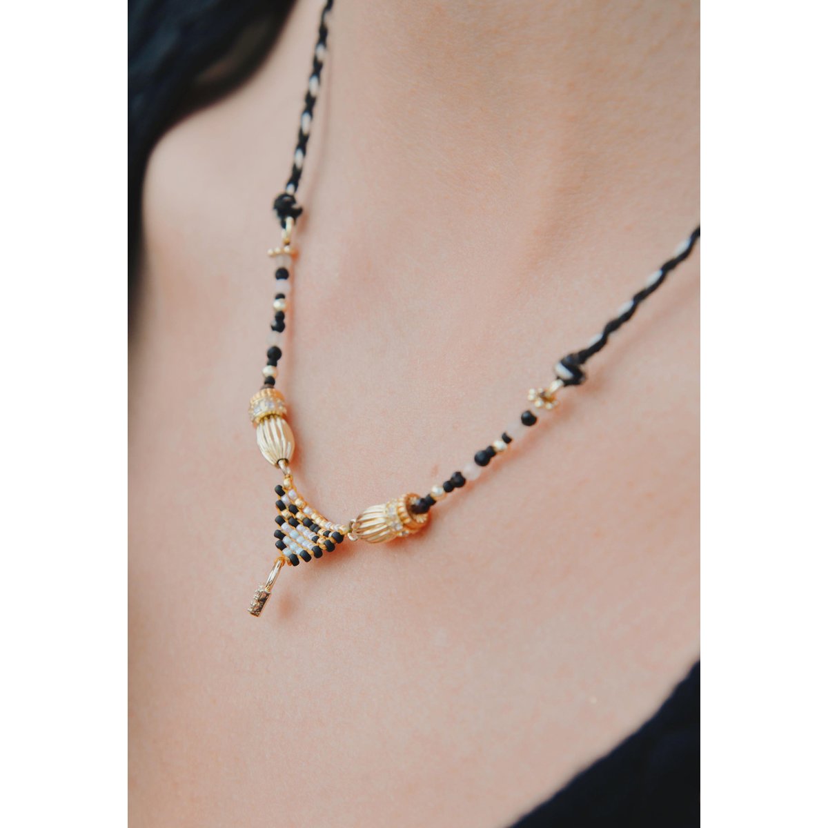 Collier cordon avec perles et pendentif central PARAISO noir, HIPANEMA