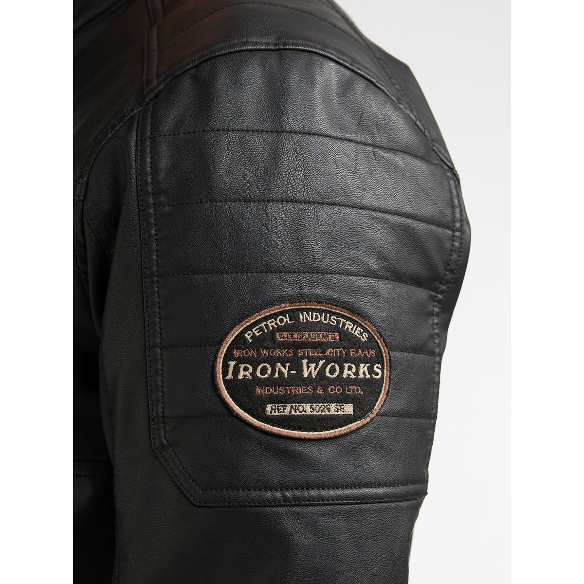 Blouson motard matelassé en similicuir steeljunction noir deep black, PETROL INDUSTRIES