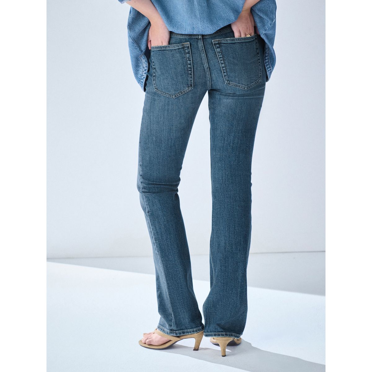 Jean bootcut en denim à taille mi-haute bleu moyen, NEXT