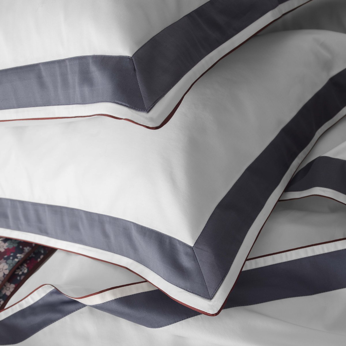 Drap plat tricolore en satin de coton avec bande appliquée, MARCEAU blanc neige/bleu marine, ALEXANDRE TURPAULT