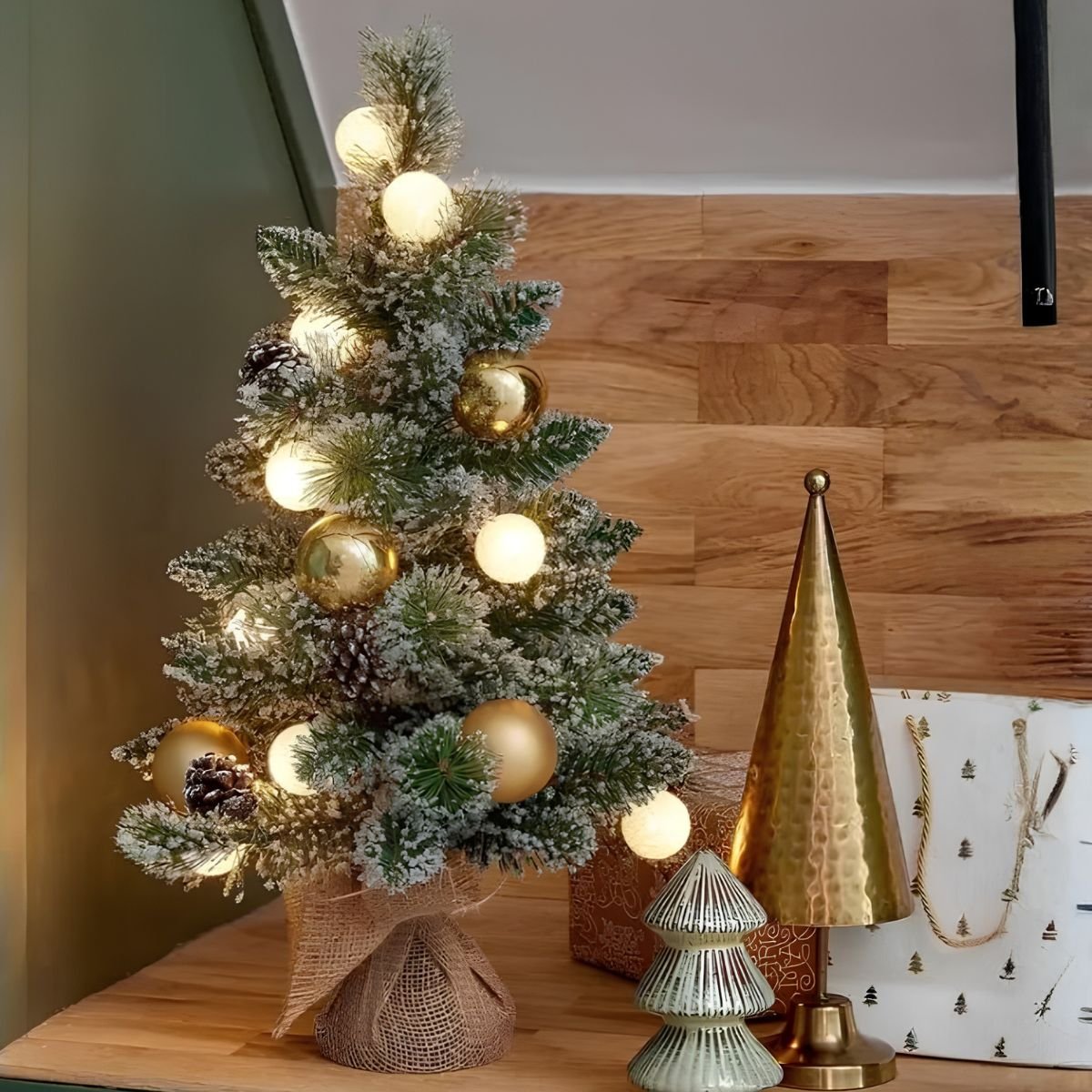 Sapin de Noël artificiel avec décorations et LED H60 cm KAPRUN vert, doré, BLACK BOX TREES