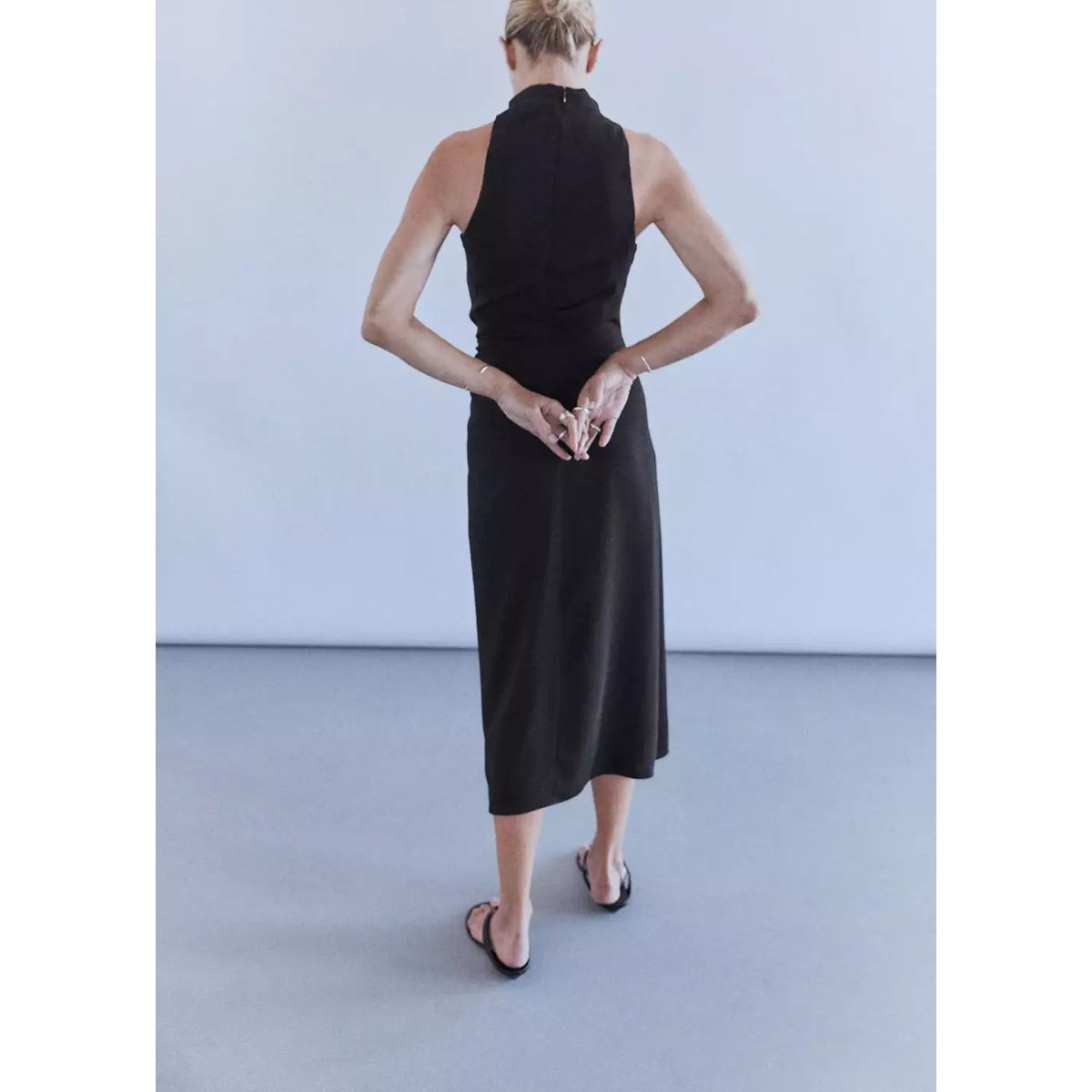 Robe froncée avec col drapé noir, MANGO