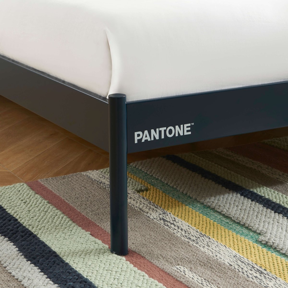 Lit double en acier bleu nuit, PANTONE
