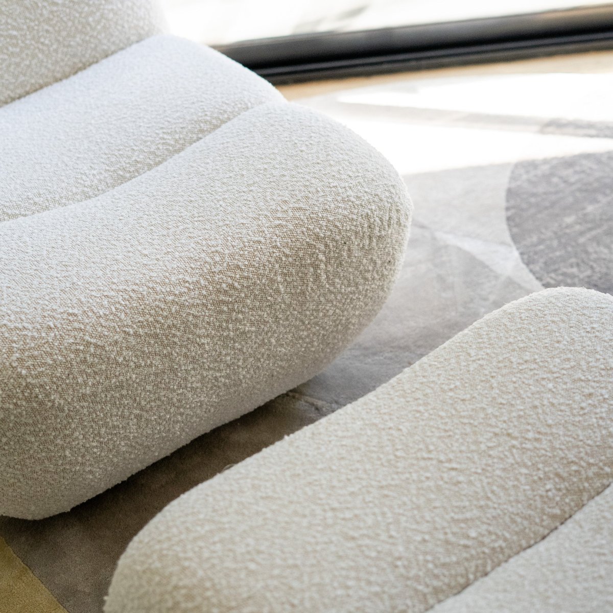 Ensemble fauteuil et pouf en tissu bouclé - TEDDY blanc, MAISON PAVANE