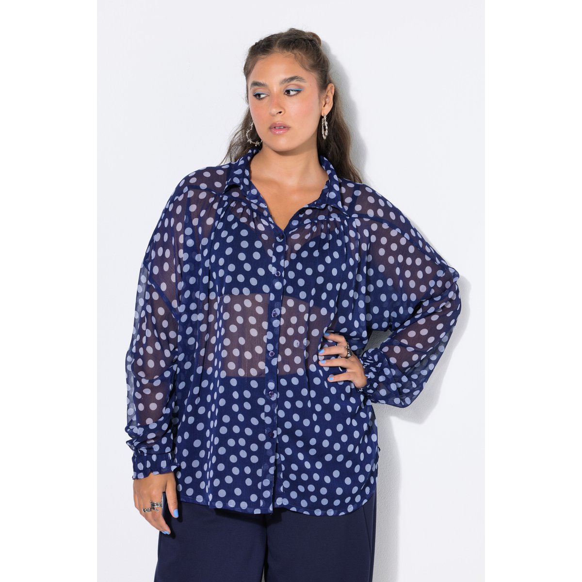 Chemisier en mousseline, oversize, à pois bleu nuit, STUDIO UNTOLD