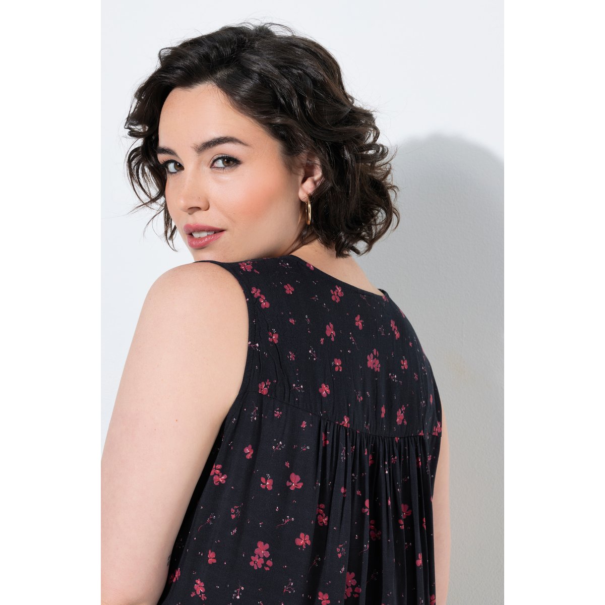Robe à fleurs sans manches, décolleté en V noir, ULLA POPKEN