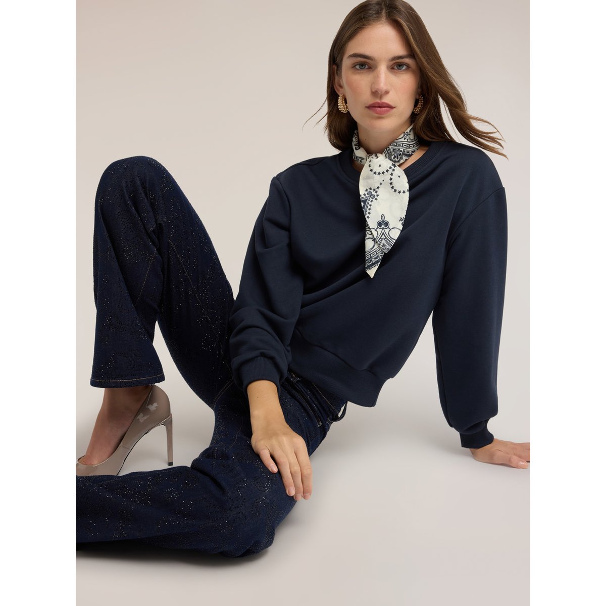 Sweat-shirt fermé avec foulard au cou bleu, MOTIVI