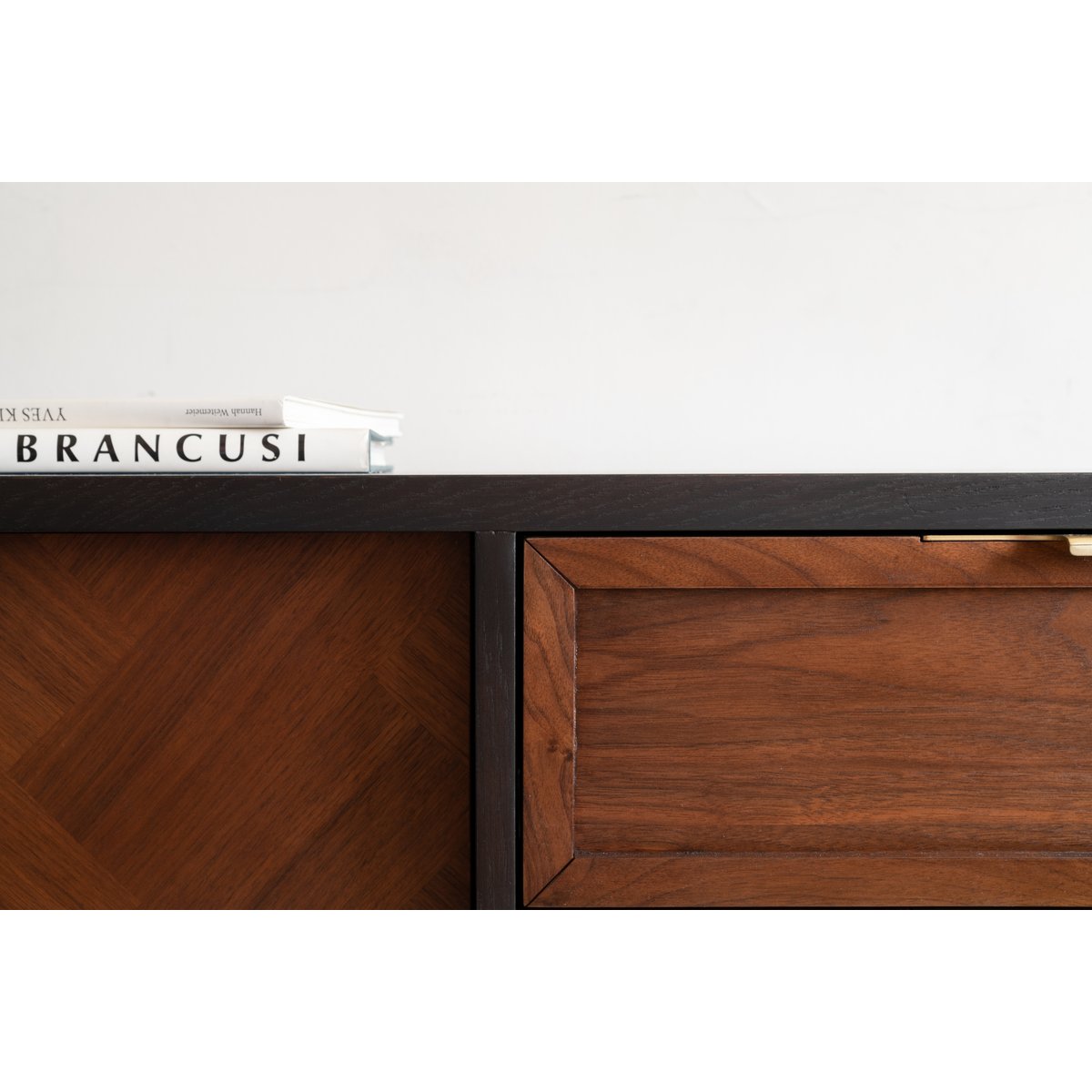 Meuble d'entrée en noyer plaqué NEUTRA bois foncé, PRODUIT INTERIEUR BRUT