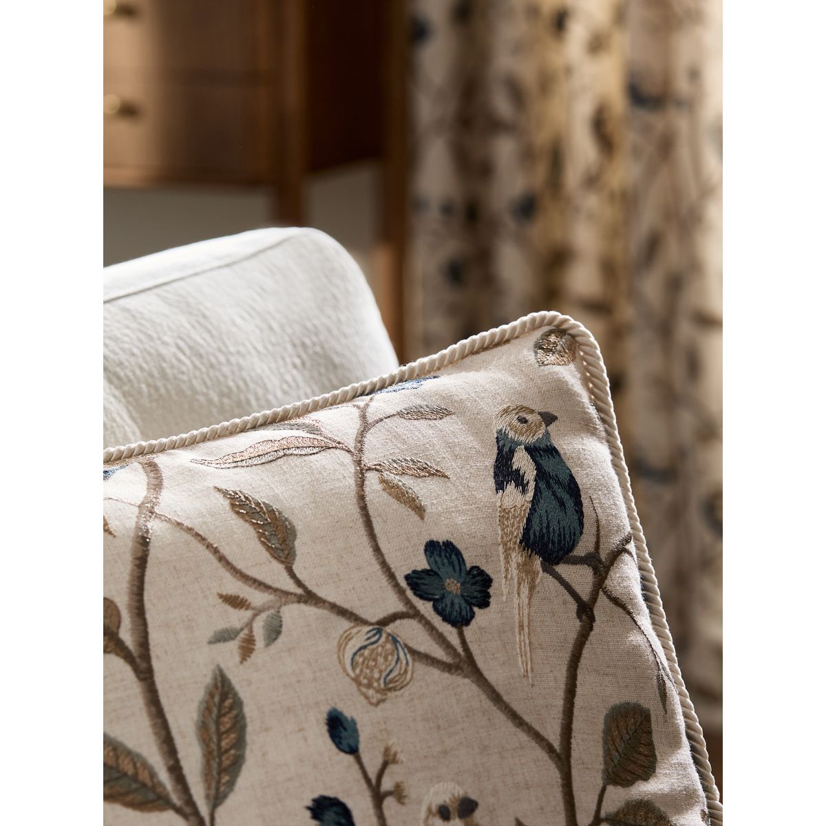 Coussin à motif oiseau brodé 50 x 50 cm naturel/bleu, NEXT
