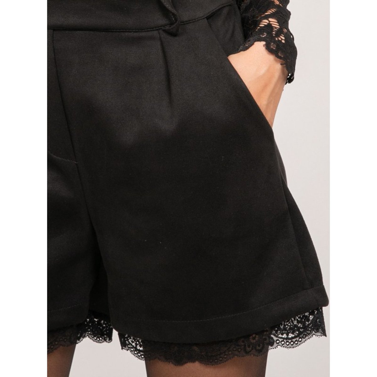 Short Effet Daim Bordure Dentelle Xabara noir, DONA LISA