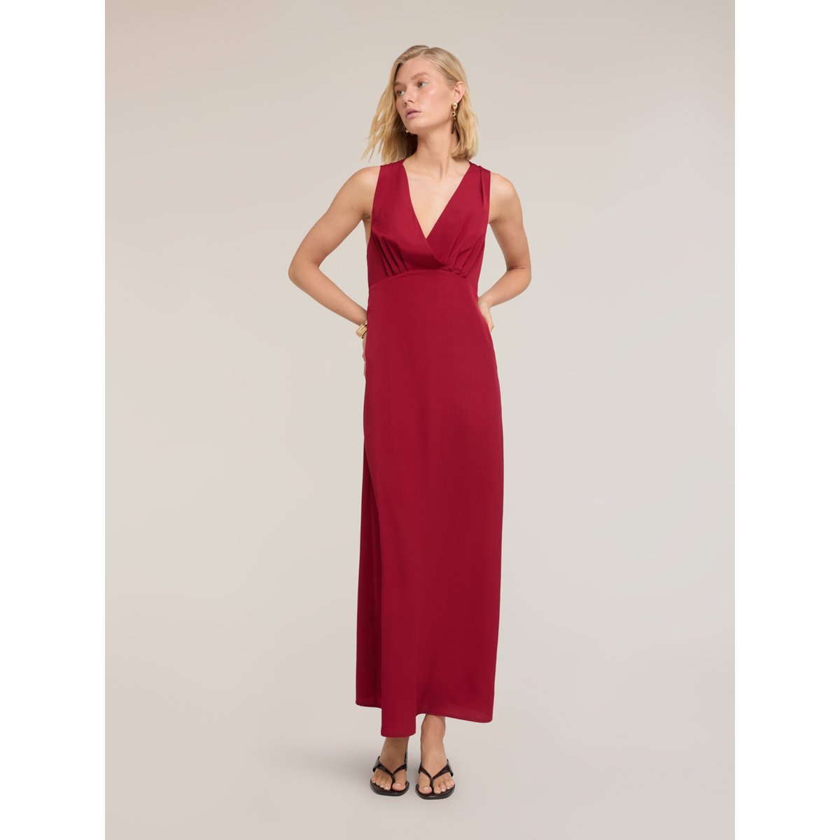 Robe longue avec anneau rouge, MOTIVI