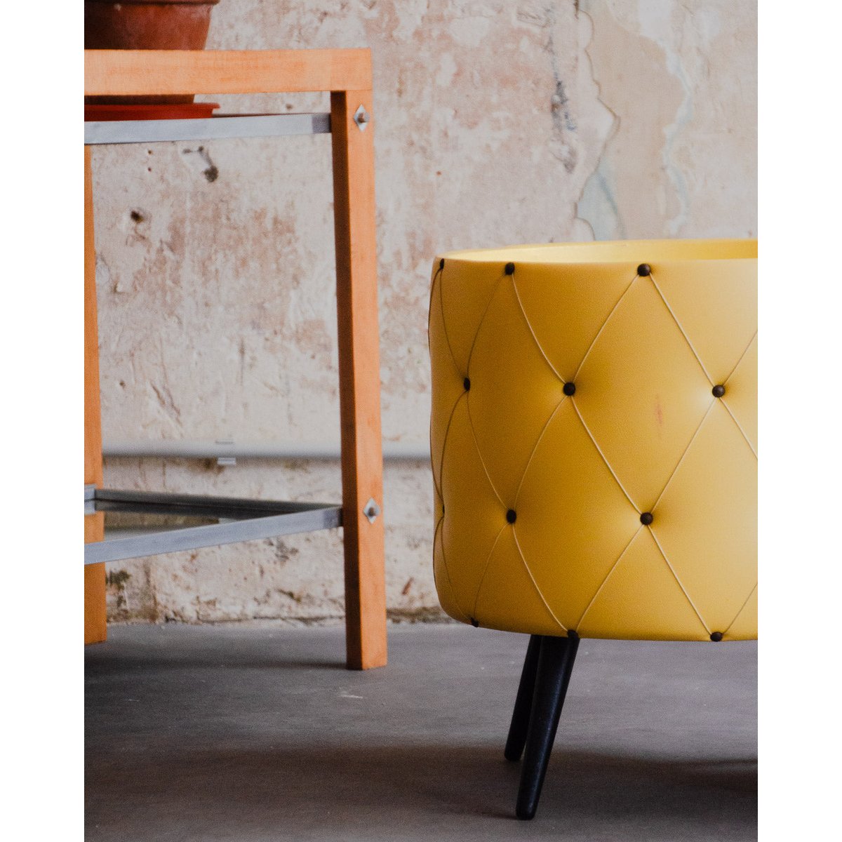 Pouf matelassé jaune Jean-Philippe N°88 - Bon état jaune, DEBONGOUT