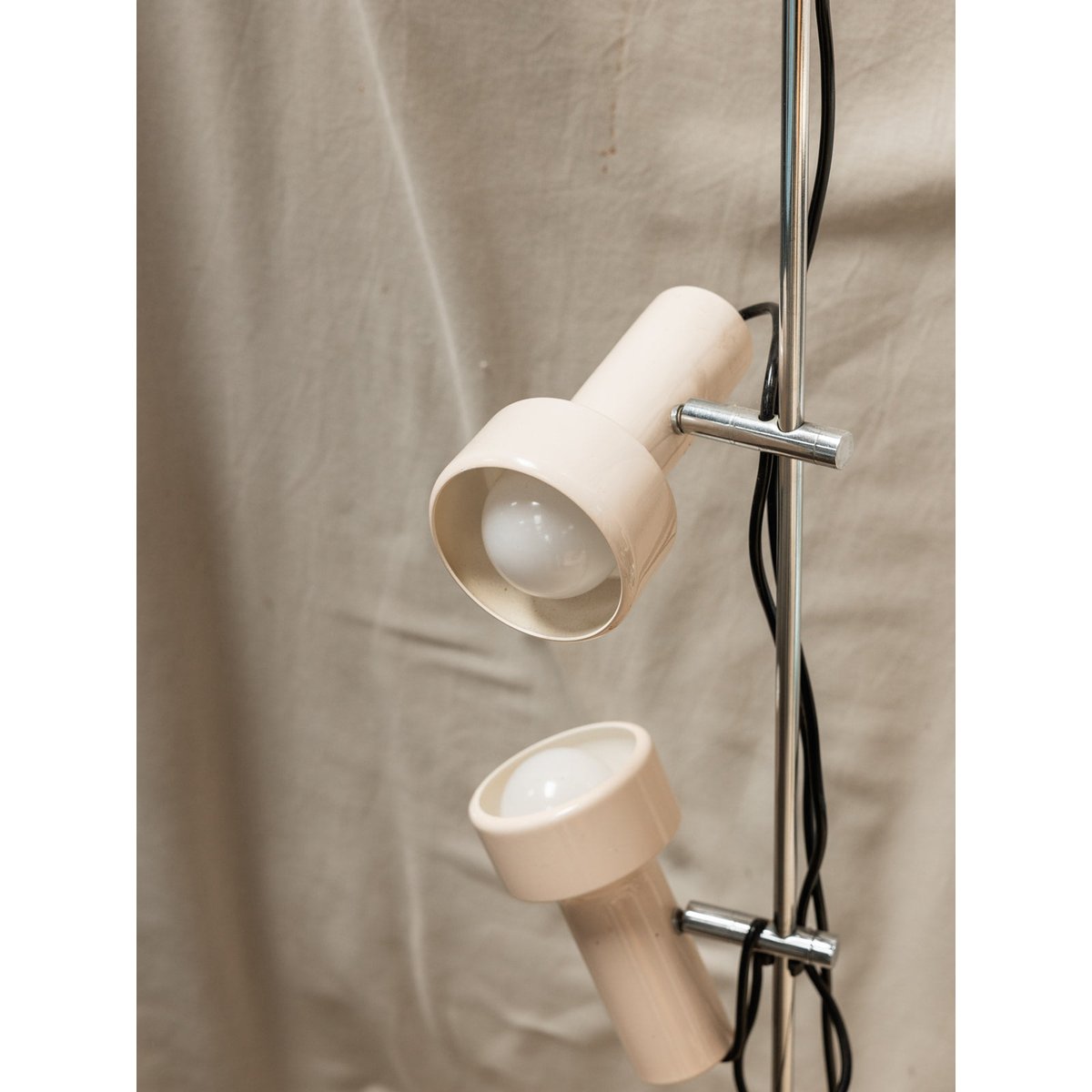 Lampadaire en plastique Julien N°133 - Bon état argenté, DEBONGOUT