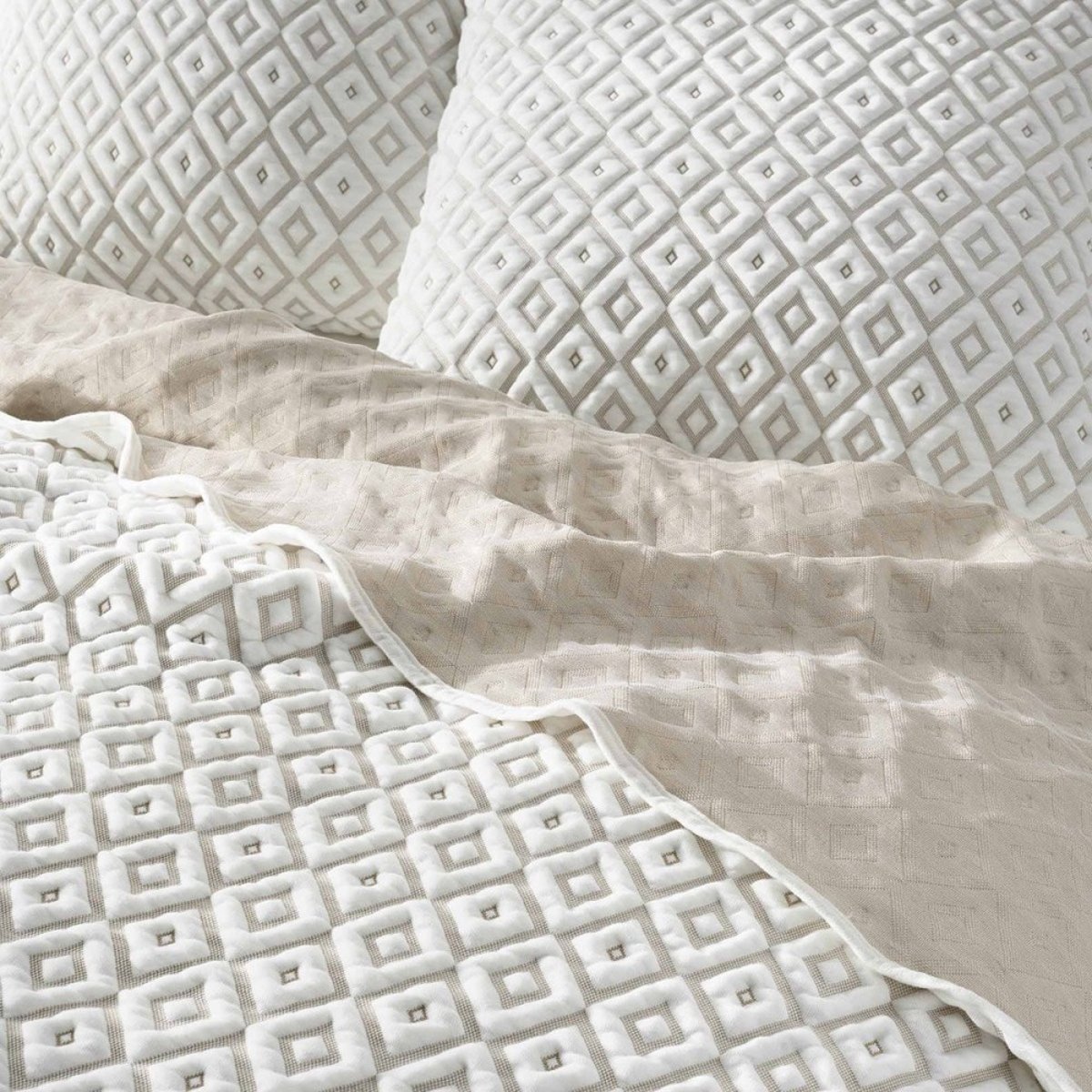 Couvre-lit 2 personnes matelassé 240x260 + taies jersey microfibre Joana blanc, DECORATIE