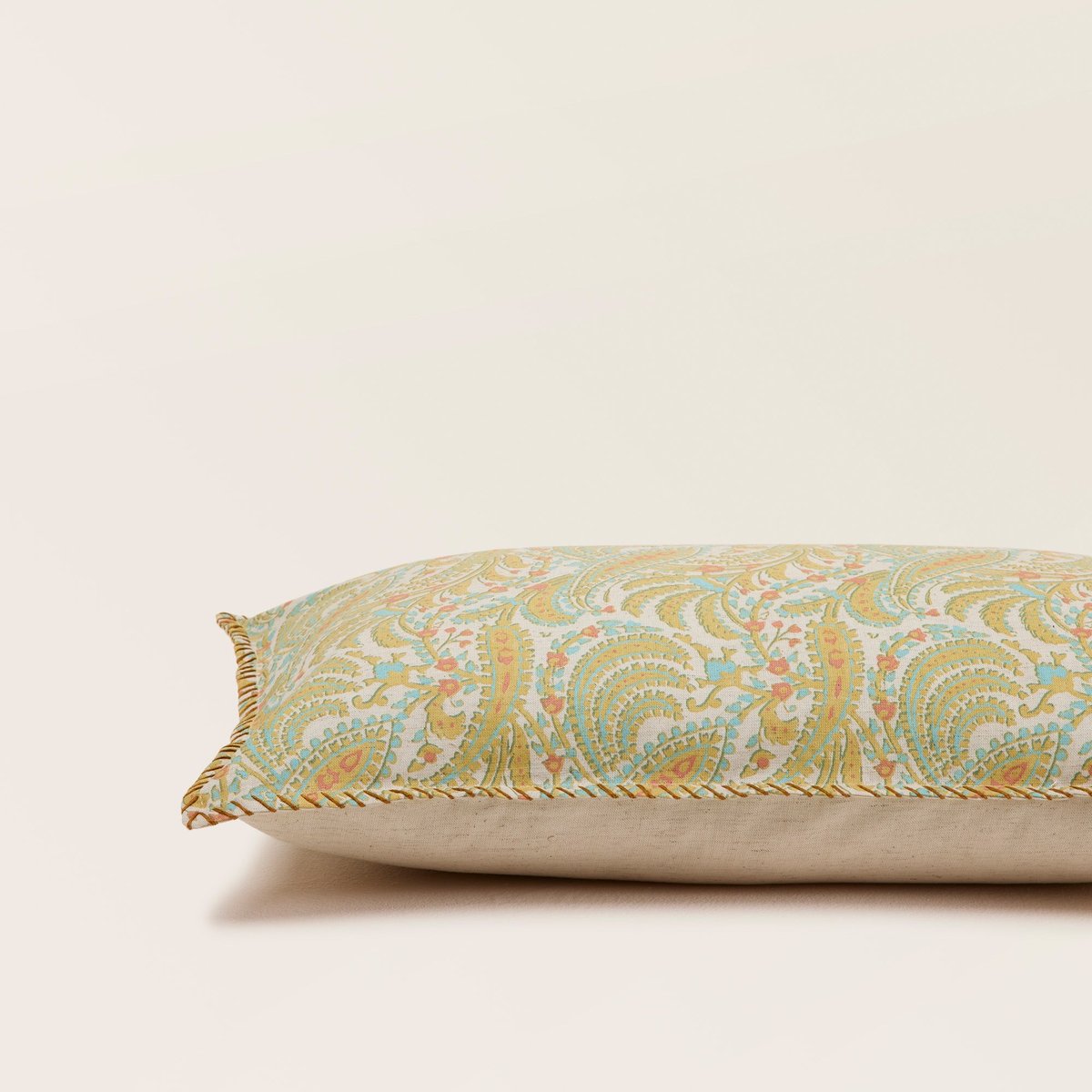 Housse De Coussin en Métis coton et lin à motif paisley PADMA jaune indien et écru, MADURA