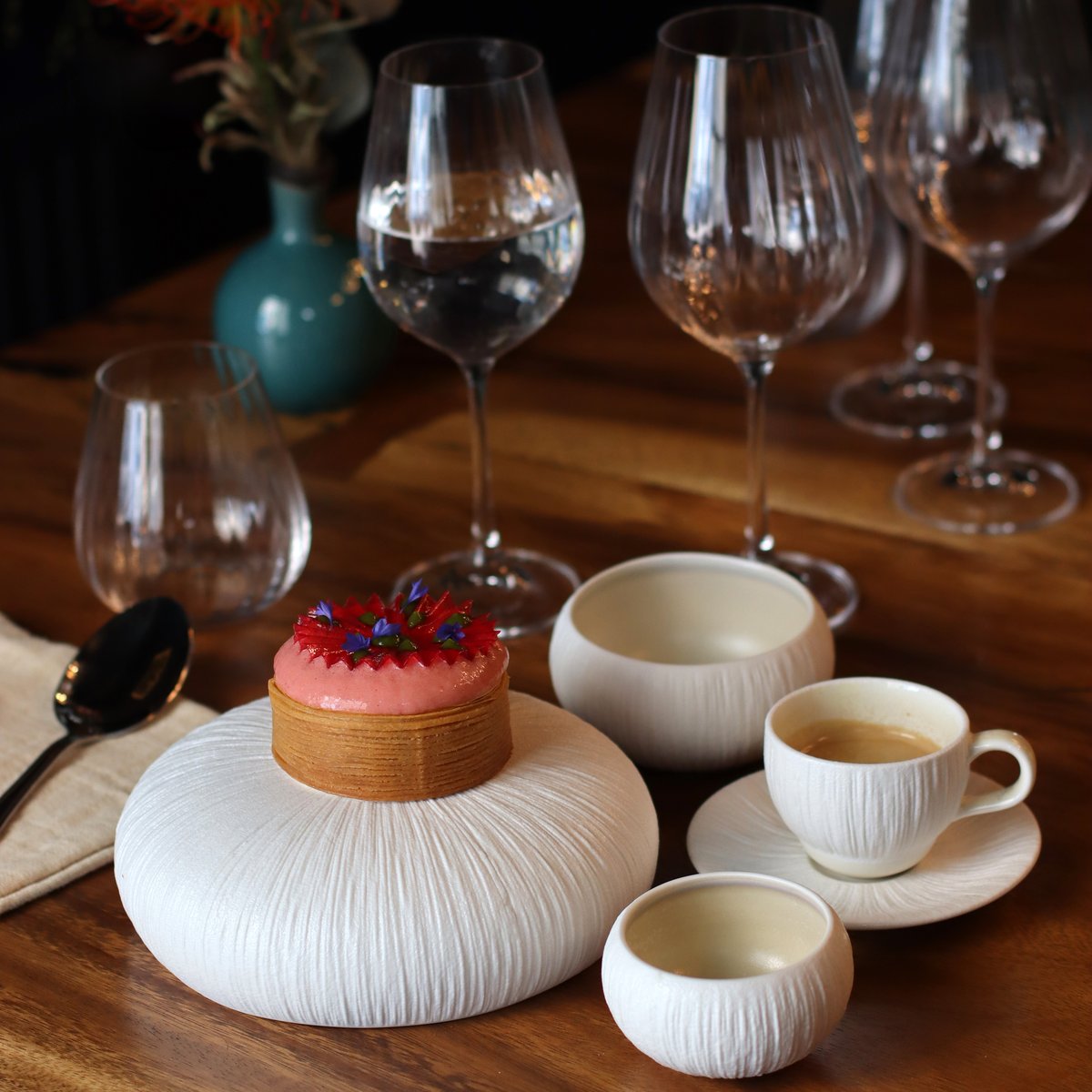 Lot de 6 tasses et soucoupes en porcelaine 9cl, URUS beige-blanc, OGO LIVING