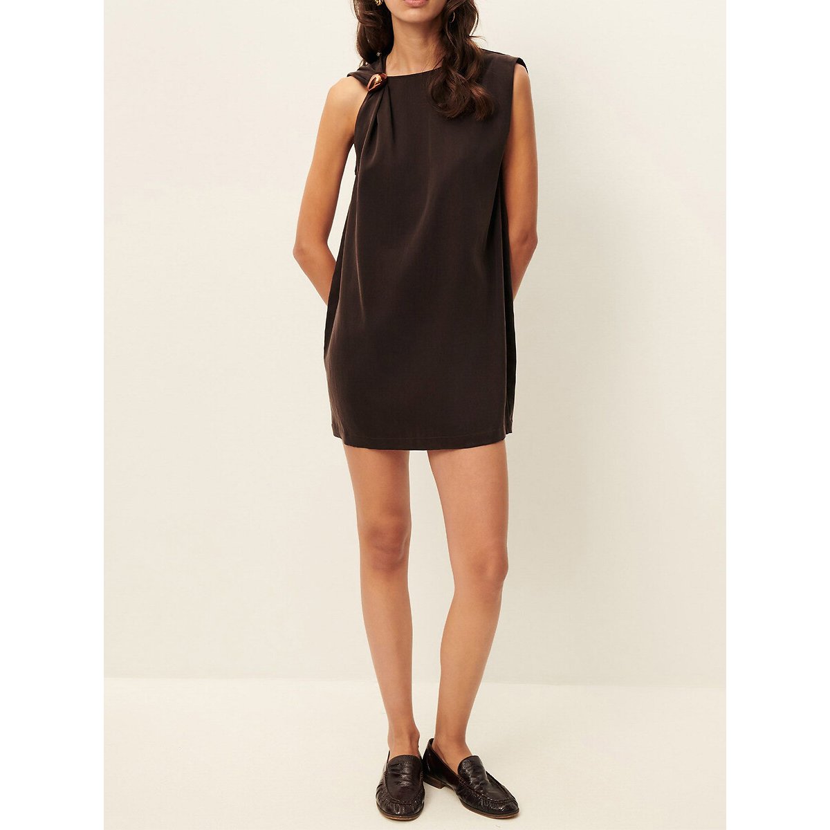 Robe courte sans manches, avec broche bijou, NAMI marron, SESSUN