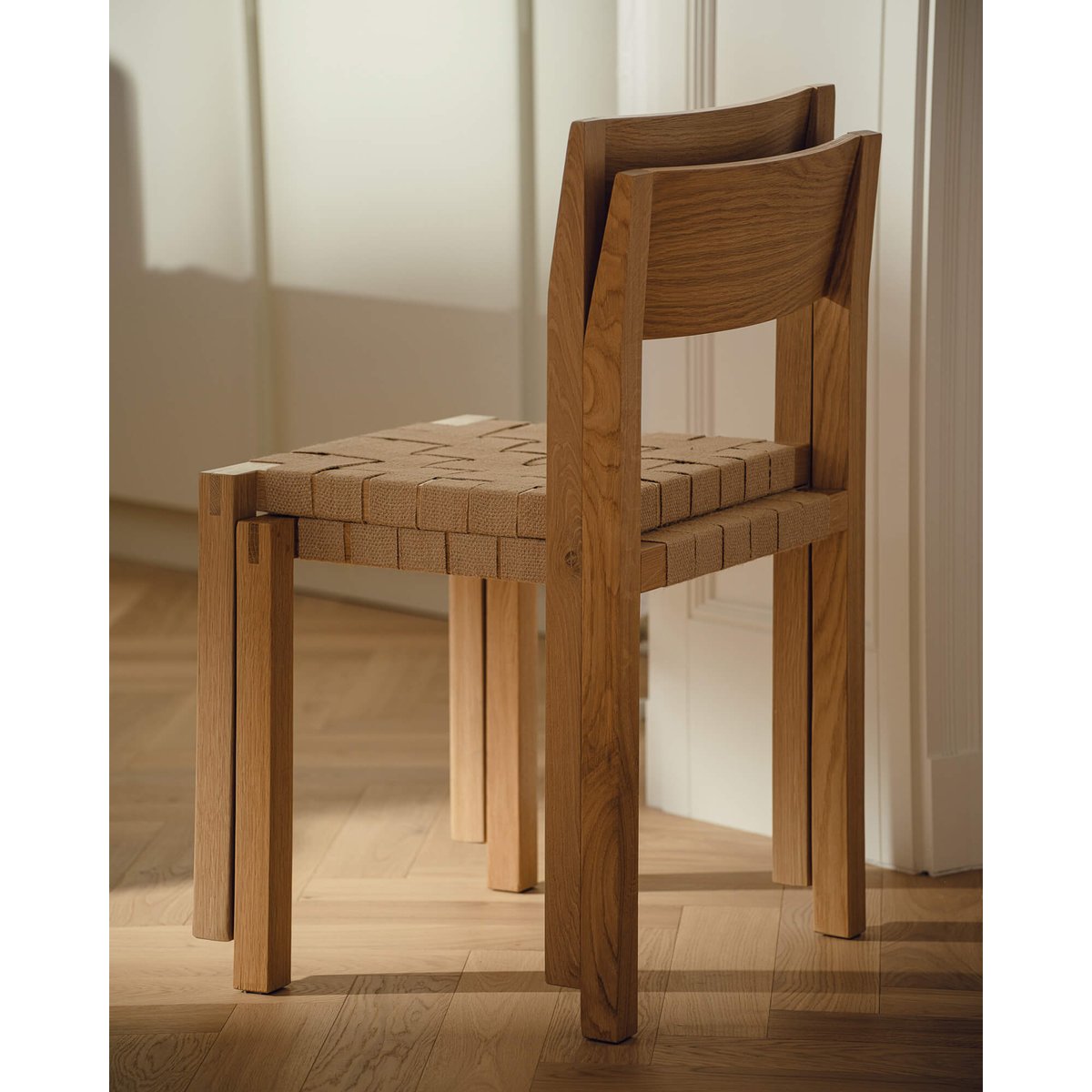Chaise Toli - cadre en hêtre, assise tressée coton marron cacao, NOO.MA