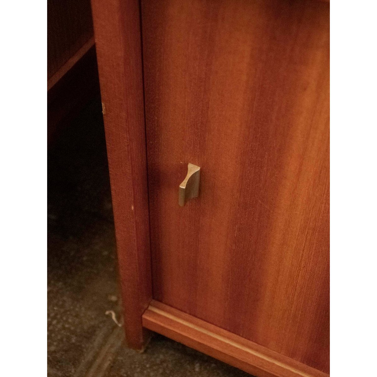 Grande bibliothèque vitrée au placage en bois Madeleine N°711 - Bon état bois foncé, DEBONGOUT