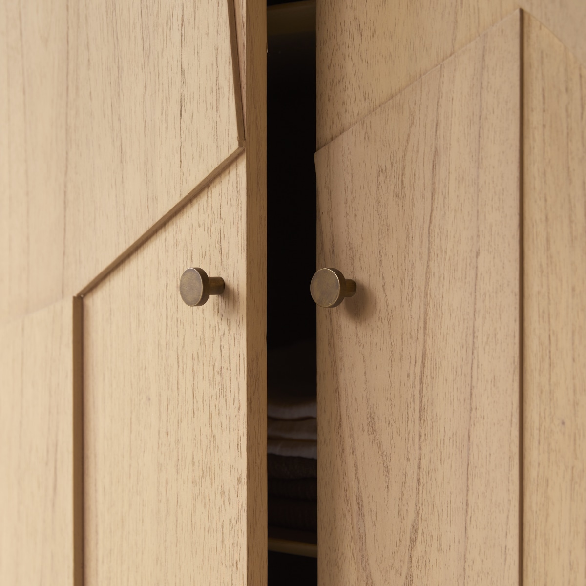 Armoire en Mindi clair massif, OTHO naturel, TIKAMOON