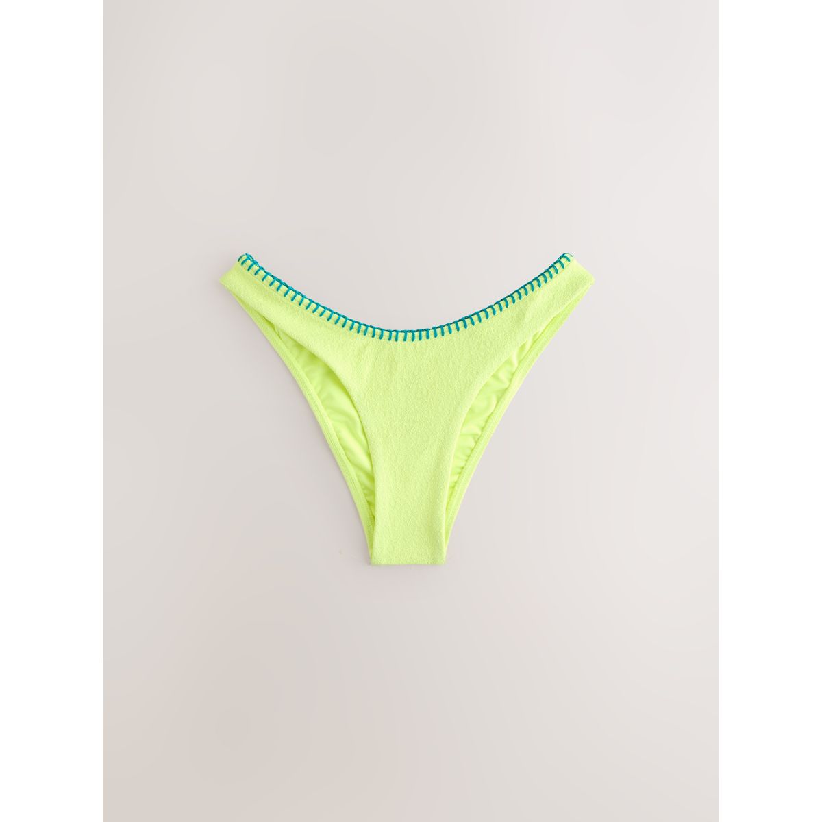 Bas de bikini échancré style brésilien surpiqûre jaune/verte, NEXT