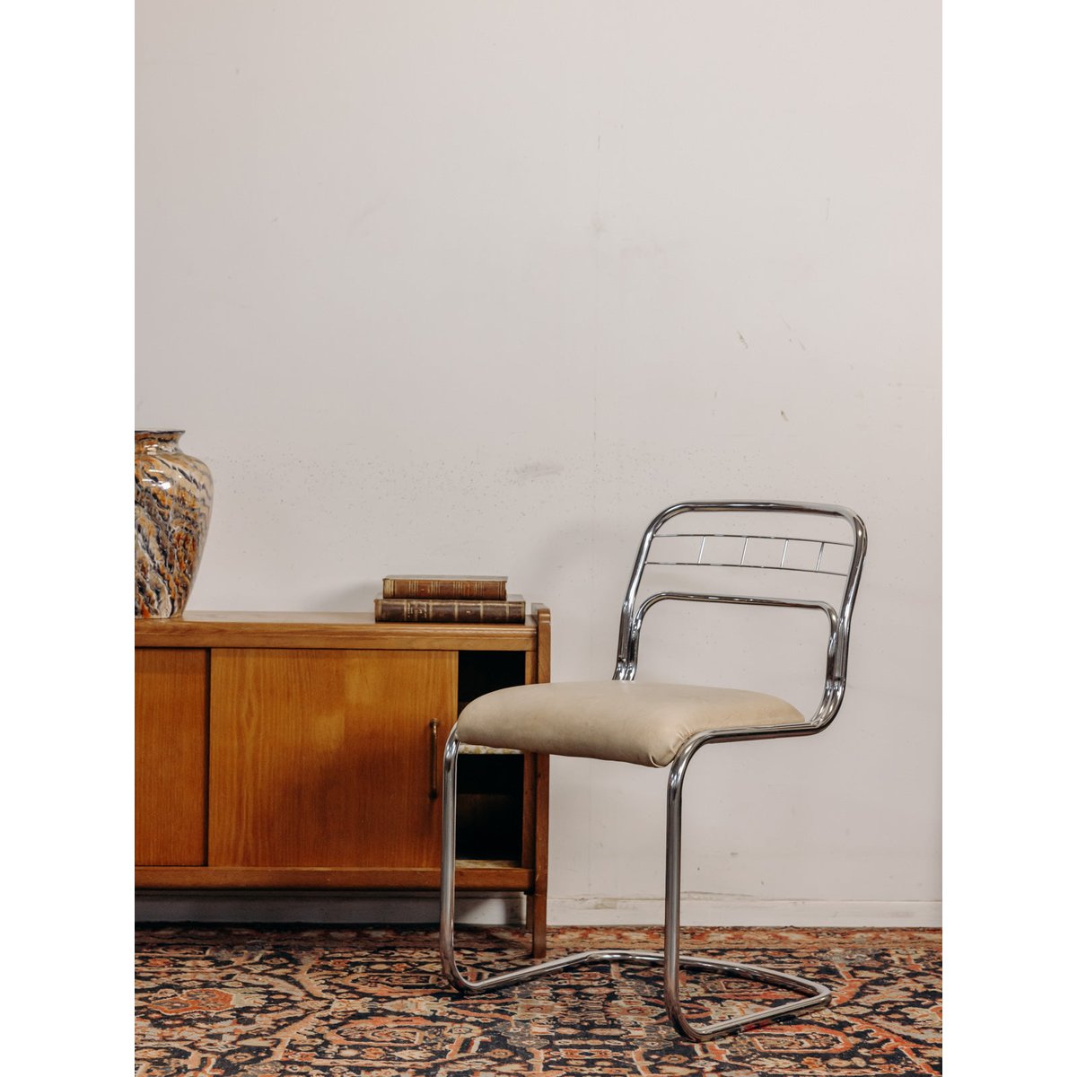 Paire de chaises à structure chromée Alma N°1989 - Bon état beige, DEBONGOUT