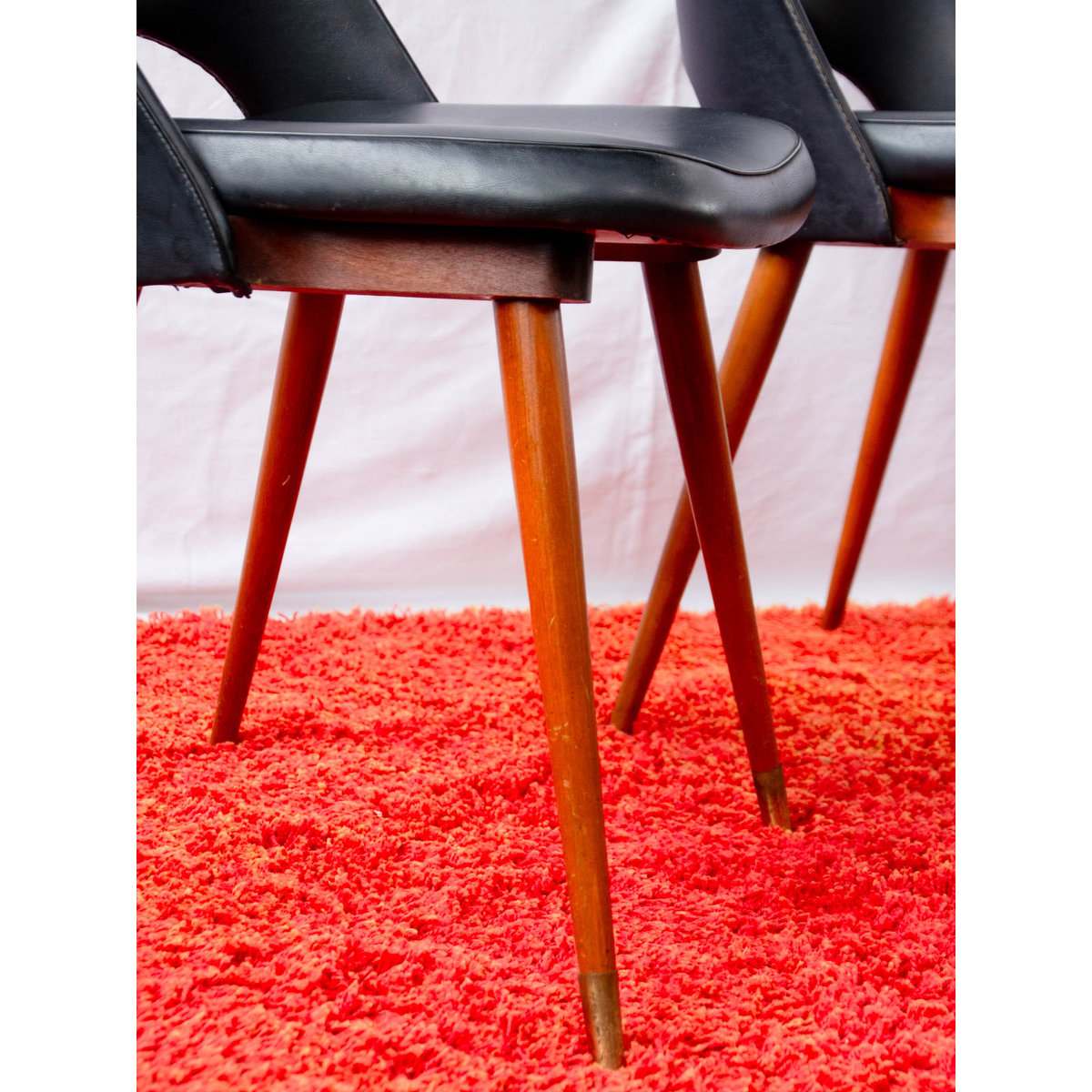 Lot de 4 chaises en hêtre et skaï Alma N°2120 - Bon état bois foncé, DEBONGOUT