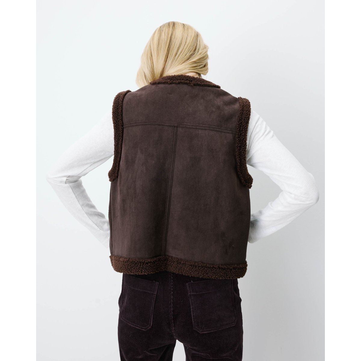 Veste sans manches en fausse shearling col V coffee Anya chocolat, GRACE & MILA