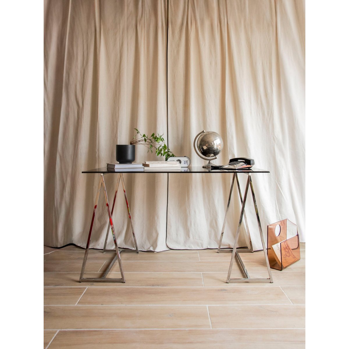 Bureau au plateau en verre fumé et pieds en chrome Yvan N°547 - Bon état fumé, DEBONGOUT
