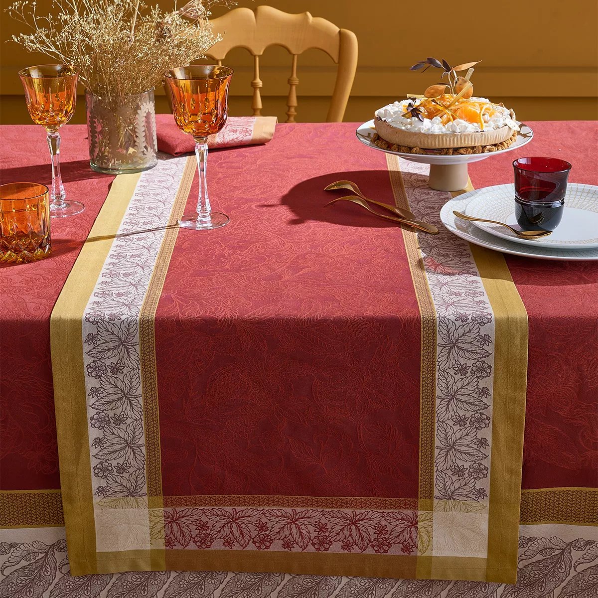 Chemin de table pur coton antitache ALEXANDRIA rubis, GARNIER THIEBAUT