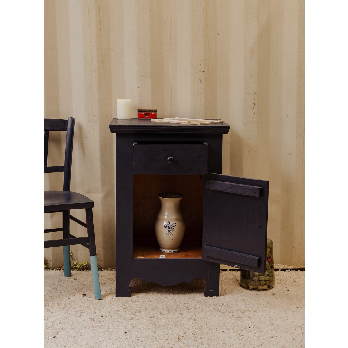 Petit buffet en bois bleu foncé Gilbert N°1783 - Bon état bleu foncé, DEBONGOUT