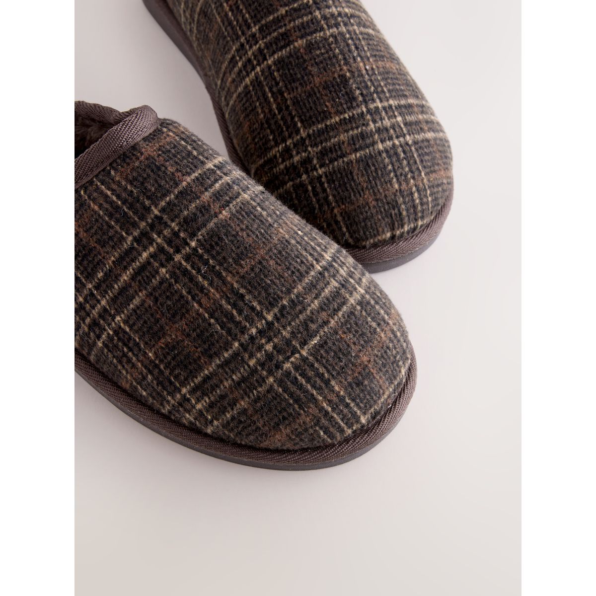 Chaussons mules à carreaux marron, NEXT