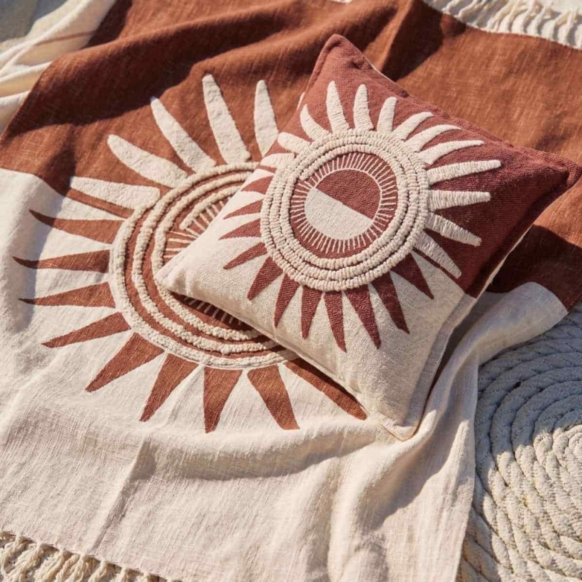 Coussin en coton flammé motif soleil brodé 45x45cm terracotta, ORNAMI