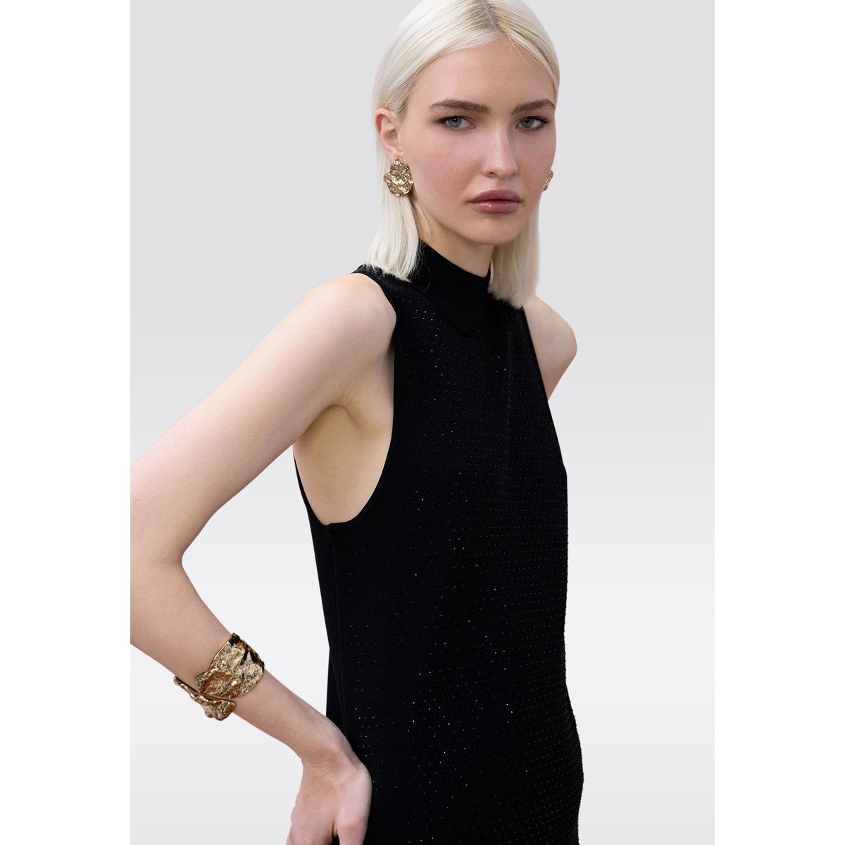 Robe longue à col montant brodée de strass noir, LOLA CASADEMUNT